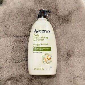 Aveeno Daily Moisturizing Body Lotion - Intensely Nourishes Dry Skin - 532 ml